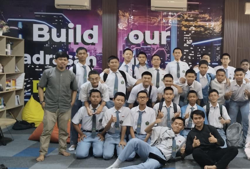 🔥 Serunya Main Robot MRT Bareng Anak MAN 2 Makassar — Dunia Robotika Itu Nggak Serumit yang Dibayangin!